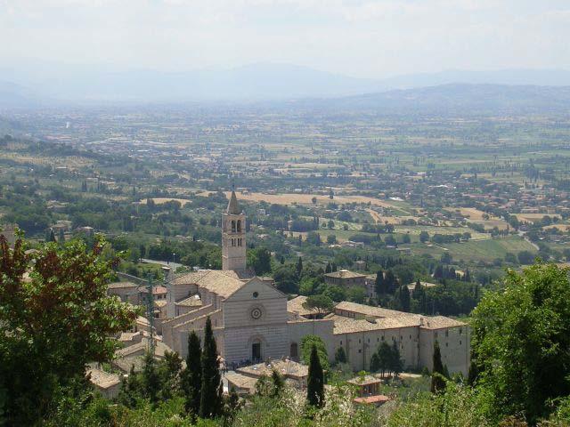 ASSISI-NYT JANUAR 2006 Basilica di Santa Chiara i Assisi med Klarissernes store moderkloster til højre for selve kirkebygningen og den storslåede udsigt over dalen mod Spello og Foligno Kæreste