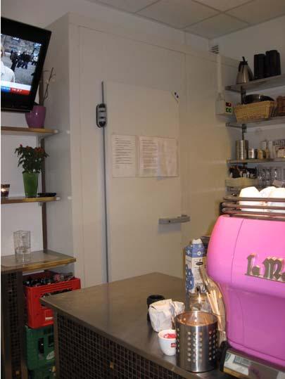 I et hjørne af cafeen er der blevet plads til et lille kølerum Der er tale om et Celltherm