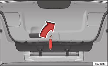 Generelt Nødoplåsning af bagklap Motorhjelm Side 203 Fig. 6 Udsnit af bagagerummet: adgang til nødoplåsningsfunktionen Bagklappen kan nødoplåses indefra.