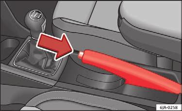 Betjening Håndbremse Manuel gearkasse Gearskift Anvisning Under kørsel bør du ikke lægge din hånd på gearstangen. Trykket fra hånden kan på sigt medføre, at skiftegaflerne bliver slidt for tidligt.