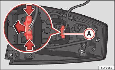 Sikringer og pærer Afmontering af pæreholder en T20 torxnøgle Fig. 99. Sørg for, at skruerne til pæreholderen ikke bliver væk. Udskiftning af pærer Skru de fire skruer til pæreholderen fast med uret.