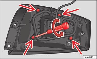B C Anvisning Positions-/stoplys: P21/5W Positionslys: P21/5W Kontroller pakningens tilstand. Hvis pakningen er beskadiget, kan du købe en ny pakning hos din SEAT partner. Betjening Anbefalinger Fig.