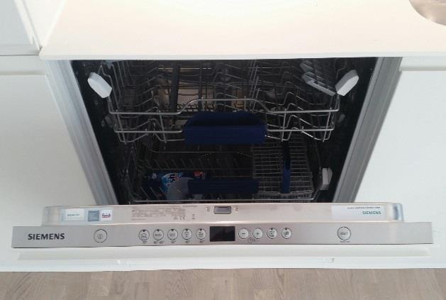8. HÅRDE HVIDEVARER Rengøring af opvaskemaskine For rengøring af opvaskemaskinens front og panel anvendes samme metode som ved rengøring af køkkenskabe.