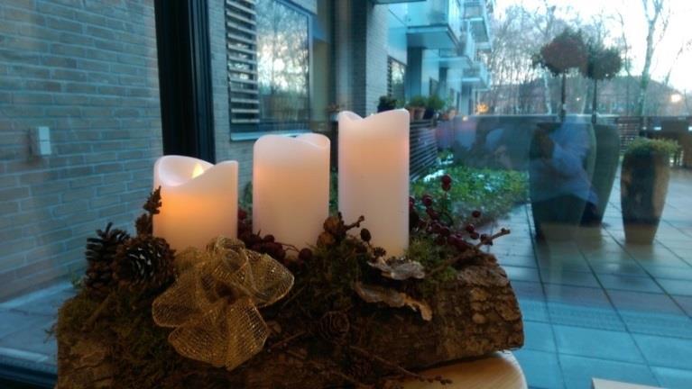 NYT FRA SKOVHUSET Juletid og levende lys Kære alle i Skovhuset. Jul og mørke inviterer til hygge og levende lys. Lad os også gøre det til en sikker tid.