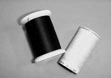 Polyestertråd Polyester med høj glans er en slidstærk og farveægte tråd med en høj strækstyrke.