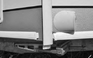 5 Fortelt- og profilskinne Forteltets tætningsliste kan trækkes ind i fortelt-skinnen i begge sider af campingvognen både foran og bagi.