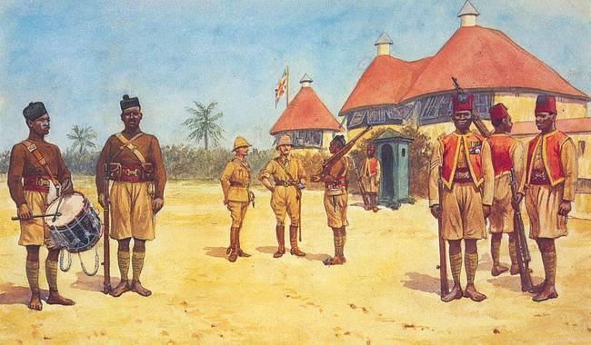 The Gold Coast Regiment, 1912; tegnet af Richard Simkin. Gengivet fra et postkort fra National Army Museum, London.