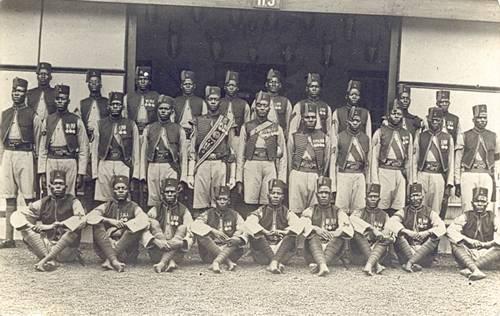 Native Non-Commissioned Officers, Gold Coast Regiment, Kumasi, British West Africa, Christmas 1925. Fra et samtidigt postkort.