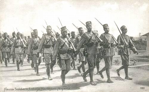 Hausa Soldiers, Lokoja, Northern Nigeria, ca. 1912. Fra samtidigt postkort, afsendt 22. januar 1913.
