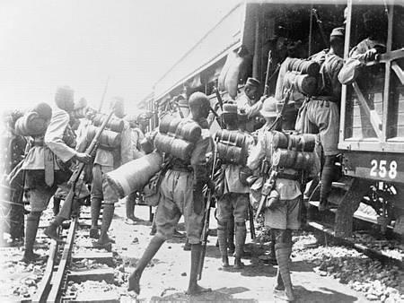 Troops from the 1st Battalion, Nigeria Regiment embarking at Kaduna for Lagos and then to the German Cameroons, August 1914. Fra We Were There (UK Ministry of Defence). No.