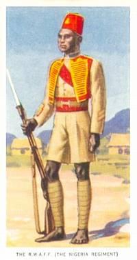 Kort nr. 34 i serien Soldiers of The King udgivet af Godfrey Philips Ltd., 1939. Af kortets bagside fremgår følgende: Royal West African Frontier Force (Nigeria Regiment).