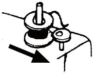 Forberedende arbejder Sæt spolen på spoleholderen (4), så trådenden er øverst på spolen.