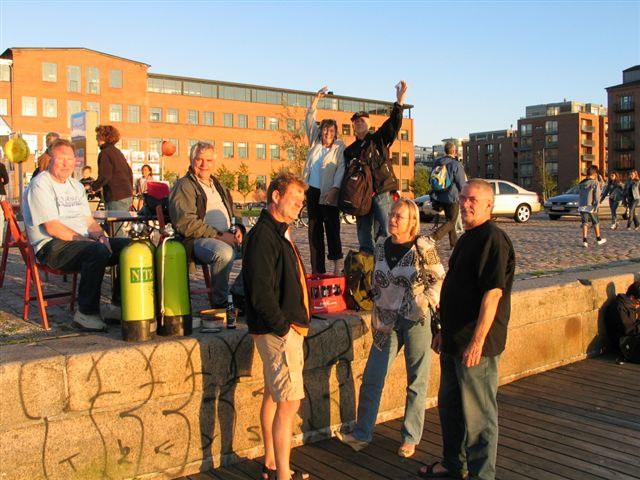 Kære DIVA og Ole Carstensen. En lille gruppe garvede HELGOLAND-seniorer siger tak for en dejlig sejltur i Københavns Havn fredag den 3. august.