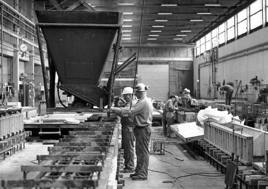 1947 Et nyt teglværksanlæg opføres med større kapacitet, og senere samme år bygges en fabrik til fremstilling af stålteglplanker, de første produkter med såkaldt "forspændt armering".