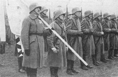 Det ungarske infanteri under Anden Verdenskrig Indledning Formålet med denne artikel er at give et indtryk af, hvorledes det ungarske infanteri var uniformeret umiddelbart før og under Anden