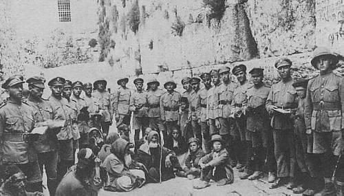 Jødiske soldater ved Grædemuren i Jerusalem, 1918. Fra Jewish Legion.