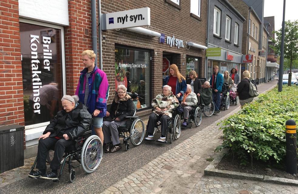 Ringkøbing-Skjern kommune: Synes de har fået en rigtigt god ide Hvor de vil lade unge mennesker fra efterskoler komme og hjælpe på plejecentre Med at køre/gå en tur med beboerne på plejecentret