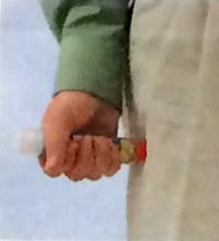 Hold fast om EpiPen med den hånd, du sædvanligvis bruger (hånden du skriver med).