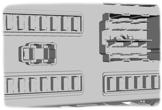 Sikringer Relæ R17 R18 R19 R20 R21 R22 R23 R24 R25 R26 Tændingstilsluttede kredsløb Opvarmede bagruder og opvarmede sidespejle (eller opvarmet venstre bagrude, hvis der er monteret Cat 1- alarm)