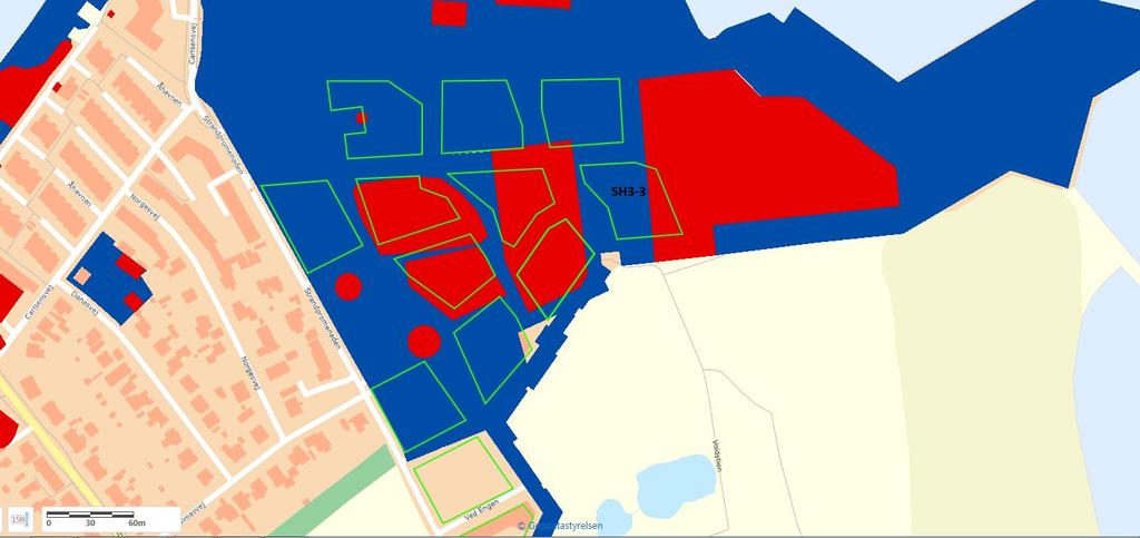 Figur 4. forureningskortlagte arealer og markering af byggefeltet. Blå: V1 kortlagt og rød: V2 kortlagt.