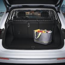 Bagagerumsbakke i hård plast m. 4 cm kant Til variable bagagerumsbund. Volkswagen originale bagagerumsbakke m. Tiguan logo, er praktisk, robust, og beskytter bagagerrumsbunden mod snavs.