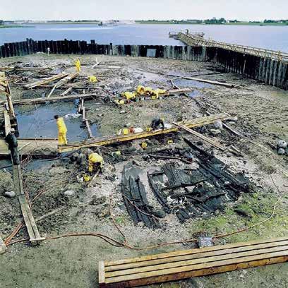 Oversigtsfoto af Skuldelevspærringen under den arkæologiske udgravning i 1962. Der blev opsat spunsvægge omkring de fem skibsvrag.