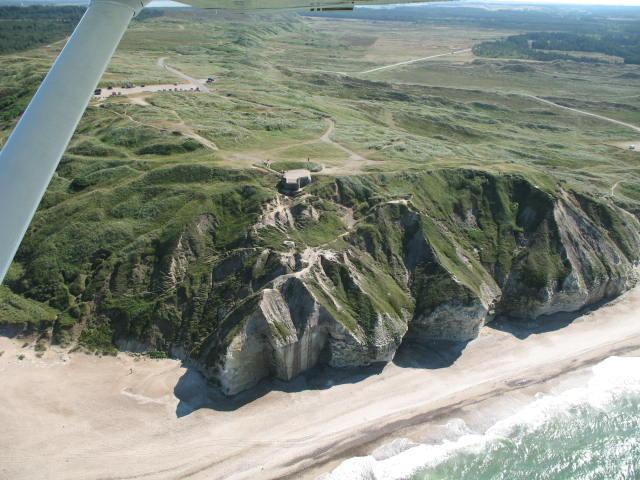 Bulbjerg-øens formationer ses tydeligt. I bunkeren er der indrettet en udstilling om geologien, fuglefjeldet og besættelsestiden 1.