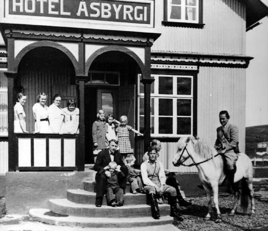 Fjölskyldan utan við hótelið 1933. Á myndinni má einnig sjá tvo heimilisvini, Benedikt Jónsson og Jakob Hafstein.
