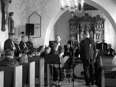 Kaas flotte guitarspil lykkedes det alligevel at give publikum oplevelsen af at sidde i den store kirke i Tronheim.
