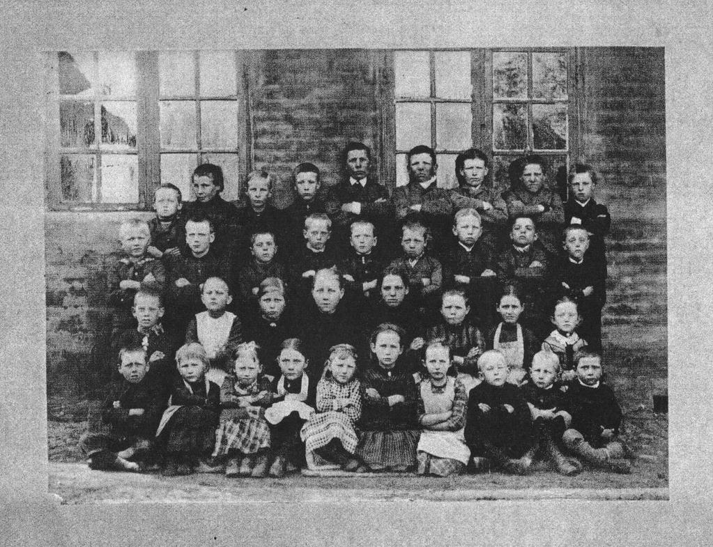 Rytterskolebilledet Det vistnok eneste kendte foto fra Rytterskolen i Køng angives at være fra ca. 1890.