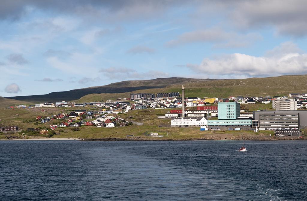 Færøerne 18 øer i oceanet kendt af enhver dansker og i areal mindre end Lolland-Falster - men til enhver tid overraskende, bjergtagende, smukke med deres monumentale grønne vulkanske former klædt i