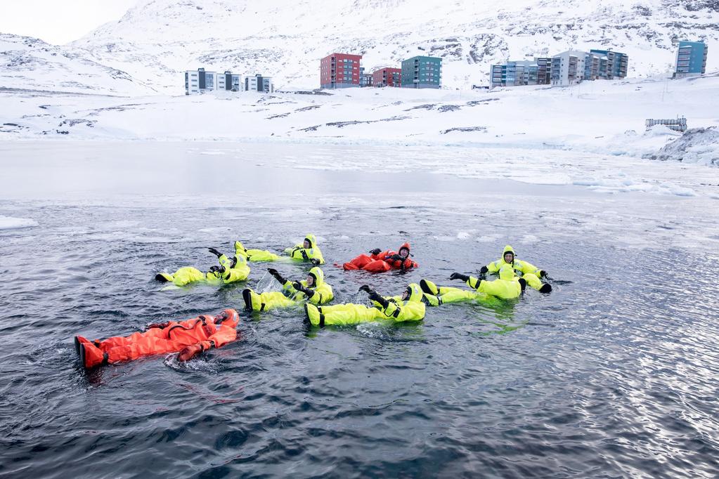 Foto: Henrik Lund 9 Medarbejdere fra Grønlands Naturinstitut deltager i kursus i søsikkerhed i farvandet ud for Qinngorput.