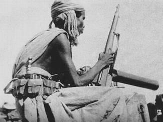 (Dubat) i Italiensk Somaliland, ca. 1939. Fra Kilde 1. Den oprindeligt hvide uniformsfarve blev i løbet af felttoget i Etiopien erstattet af khakifarvet, så soldaterne var mindre synlige i terrænet.