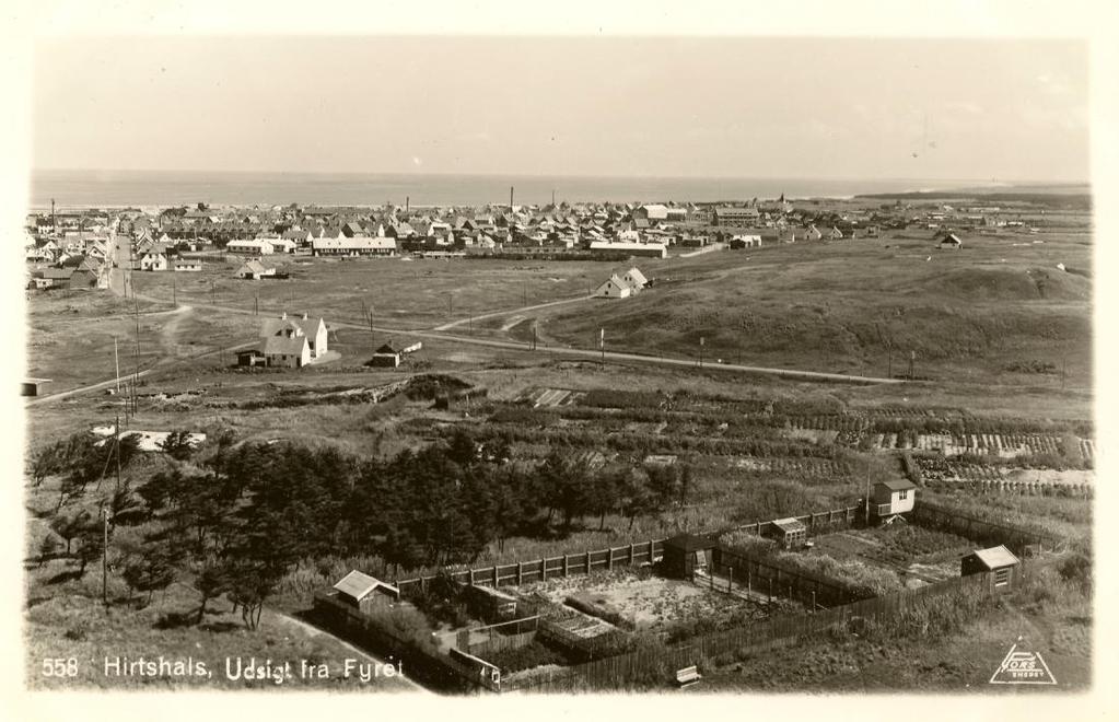 Her på billedet fra 1920 ses, i nederste hjørne, stakittet omkring haverne. Foran Fyret ses store mængder af grus, der bl.a. blev brugt til havnebyggeriet, men også ved anlæg af Hirtshalsbanen.