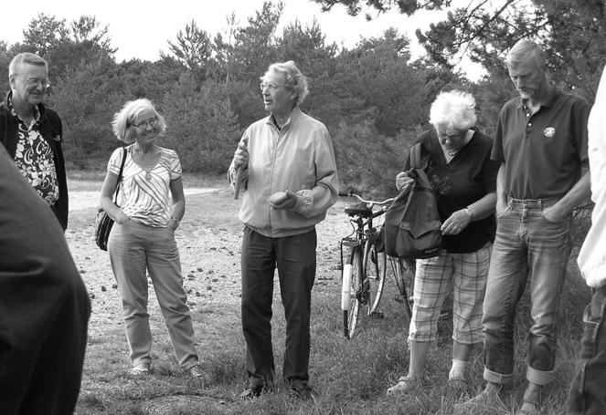 Geologisk tur august 2008 I august mødtes ca. 20 af medlemmerne på parkeringspladsen ved Stængehuset, hvor vores formand bød velkommen. Formand Karsten Bratting Jensen byder velkommen.