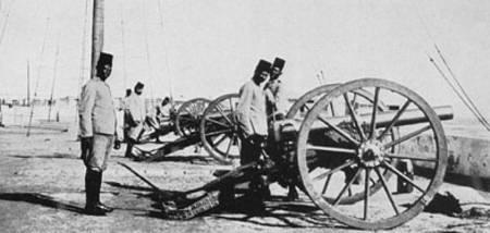 Ægyptiske feltkanoner, måske af typen 9 cm Krupp. En forpost bestående af 1 ægyptisk officer og 14 mand når ikke tilbage til Sollum i tide og bliver taget til fange af senussierne.