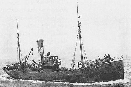 Trawleren Daily Cronicle, ejet af firmaet T.L. Devlin Ltd., Granton. Fra T.L. Devlin, Trawler Owners, Granton Harbour (EdinPhoto). Kilde 7 omtaler, at D Kompagniet fra 1/6th Bn.