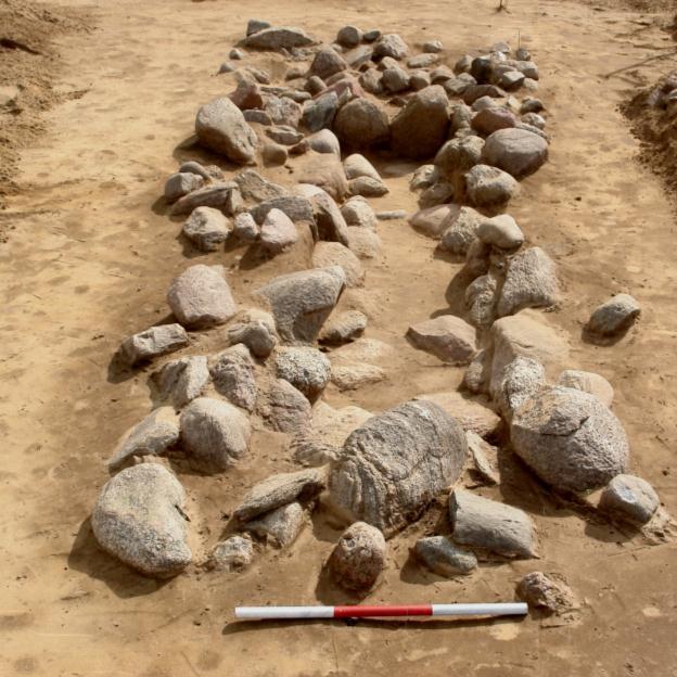 yderligere to stensatte anlæg med samme datering repræsenterede stenalderbebyggelsen. Dertil blev en gravplads fra ældre romersk jernalder, dvs. århundrederne efter Kristi fødsel, påtruffet.