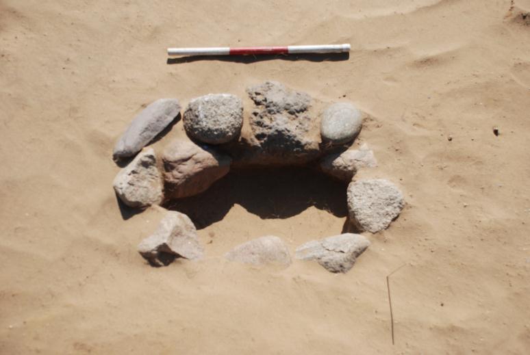 genbegravelser, som det kendes fra de jyske storstenskister og hellekister (Ebbesen, 2004). Der var ingen spor af gravgaver i gravene.