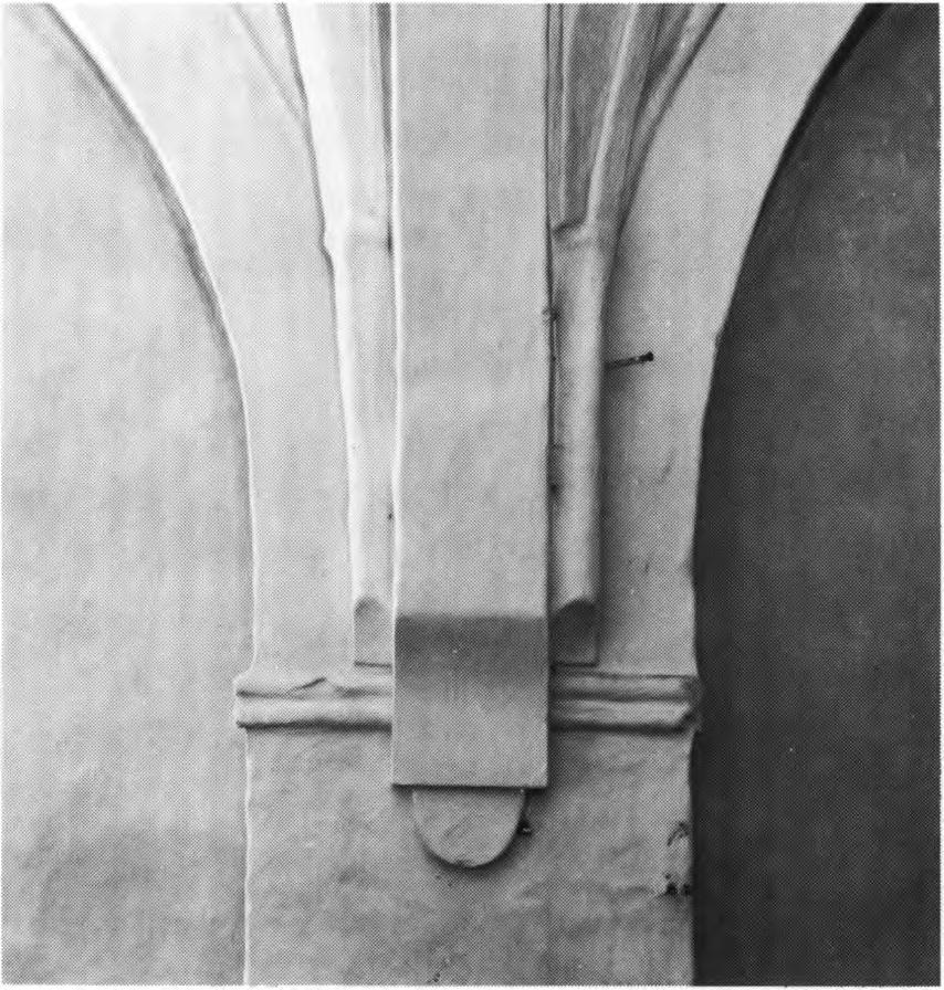 HALLENSLEV KIRKE 947 over dækkes ydermuren af grov, grusblandet mørtelpuds, som også er benyttet til afretning af vinduesåbningerne. På overvæggene ses rester af en glat, hvidtet puds.
