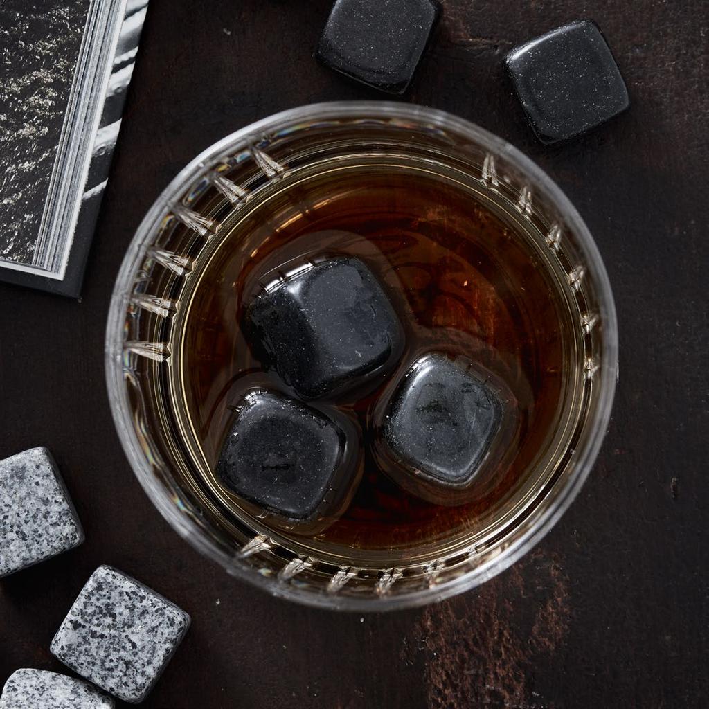 462244 / 45 Nuance Isterninger. 9 granitisterninger der kan fryses eller opvarmes til brug i kolde eller varme drikke. Fås i grå og sort. Nuance Whiskey stones.