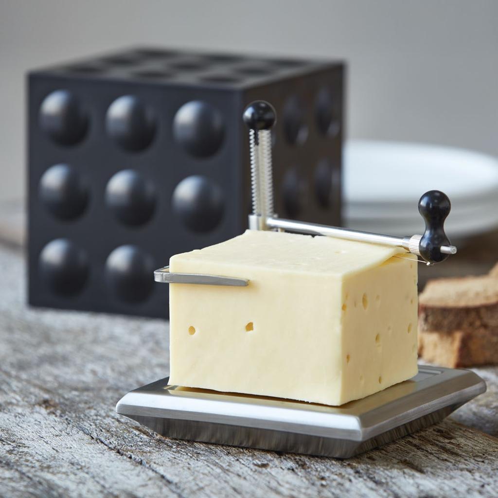 461520 Nuance Osteskærer/-boks. Sort/ stål. Enkel funktion, hvor ostestrengen hele tiden passer i højden, og med stålbundplade, der kan holde på køleskabstemperaturen. 13 x 13 x 15 cm.