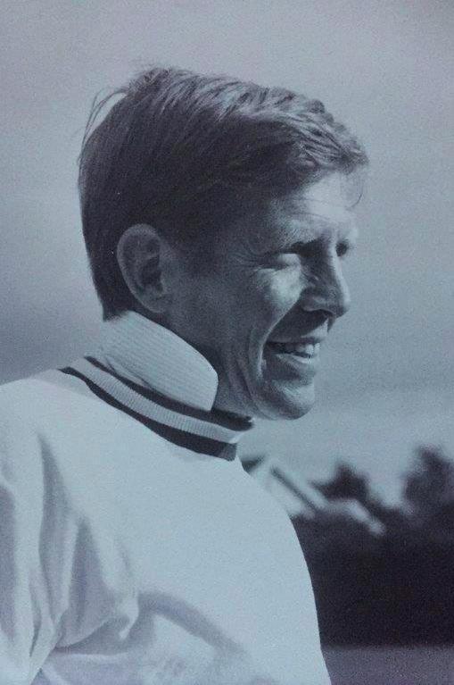 In memoriam HENRY BUHL (1924-2016) En stor cricketspiller er gået fra banen Husum Cricket Clubs stifter Sir Henry Buhl er stille sovet ind den 2. december 2016. Club. Der var ikke andre klubber i Sydslesvig.