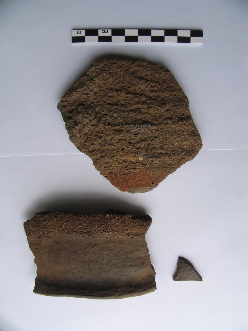 meget tyndvægget skål. Dateres til den sene del af yngre bronzealder se evt. tidslinje bagerst i rapporten. 3 af gruberne var kogegruber med ildskørnede sten-skærver samt trækulsnister.