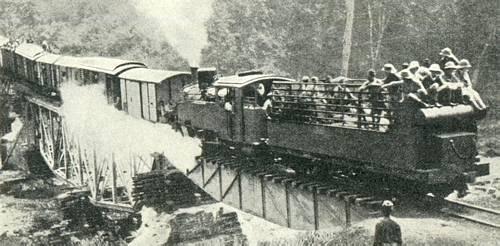 Et tog med engelske soldater passer en jernbanebro i det nordlige Kamerun.