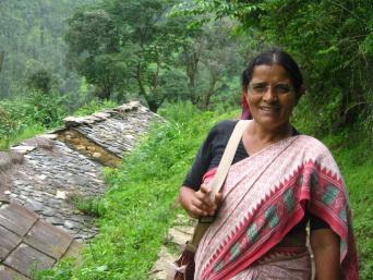 Socialarbejderen: Basanti fortsatte med at arbejde med børnehaverne og kvindegrupper. I nogle få år arbejdede hun i Dehradun, men hendes kærlighed til bjergene var for vanskelig at modstå.