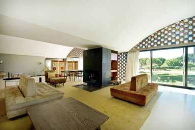 ANTONIO BONET har designet størstedelen af stuens møbler, og han står også bag den iøjnefaldende væg med glasdetaljer lavet af "rester" fra modernistiske byggerier.
