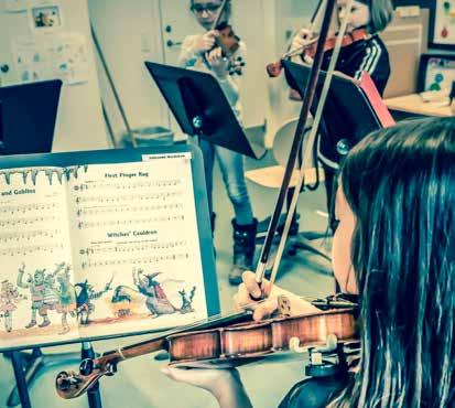 Strygeensembler Vallensbæk Musikskole har tre mindre strygeensembler for vores violinister fordelt på tre forskellige niveauer: begyndere, lidt-øvede og øvede alle øver på musikskolen.