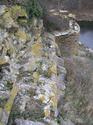 Murens forløb kan stadig erkendes ud fra enkelte faste sten, løse sten og ud fra spor på klippen.