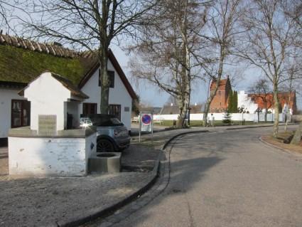 BYGNINGSBESKRIVELSE Mothsgården ligger centralt i Søllerød by overfor gadekæret og kroen, lige syd for kirken og kirkegården.